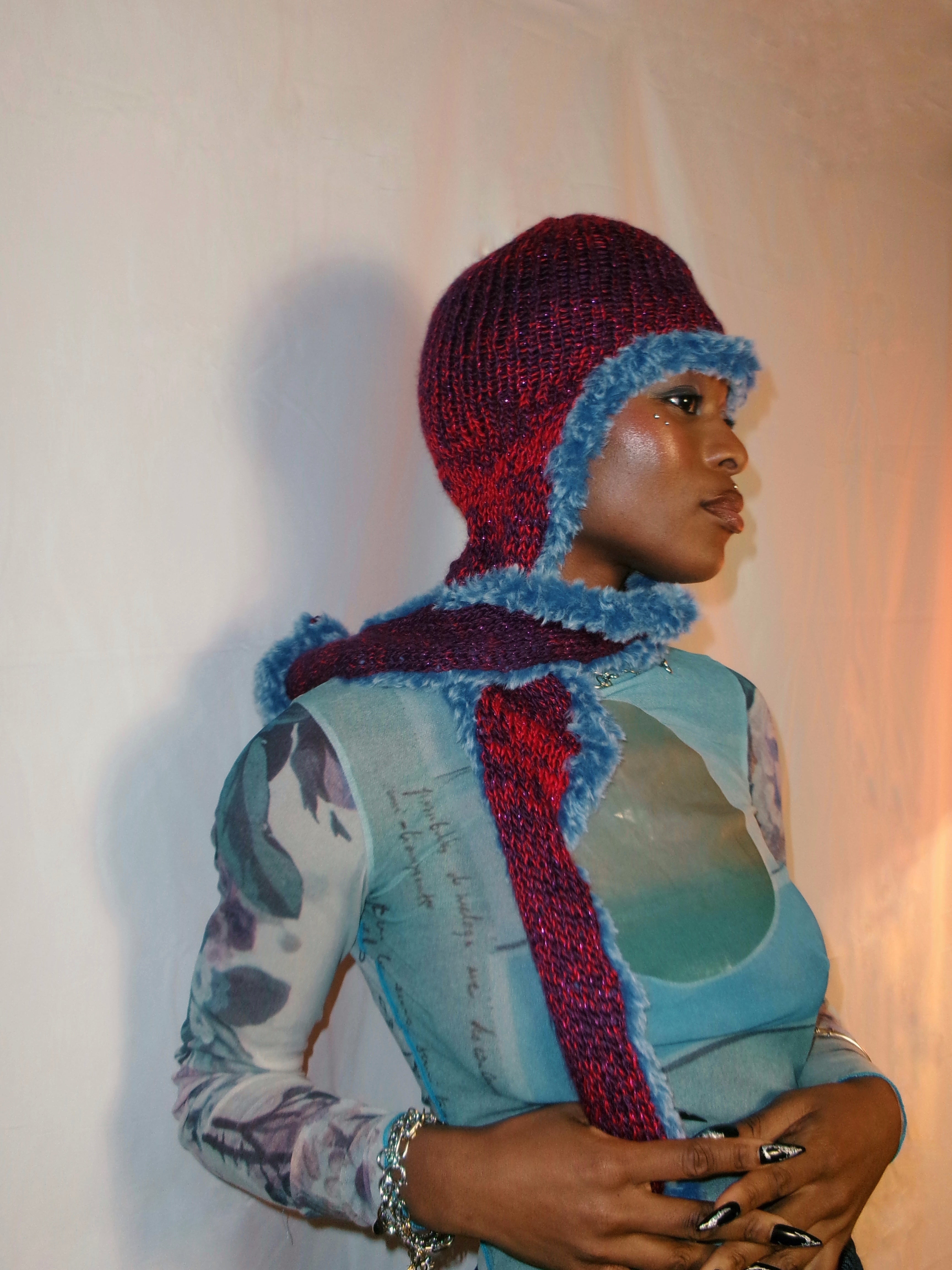 Extravagant hood with faux fur