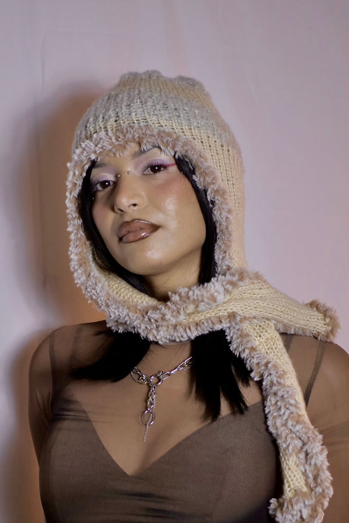 Creamy hood with faux fur
