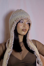 Creamy hood with faux fur